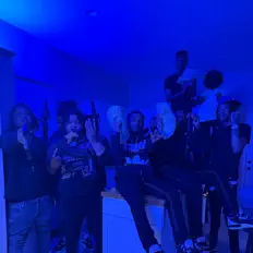 Poslechněte si interpreta Dee Thuddy, sledujte hudební videa, přečtěte si životopis, podívejte se na data turné a další informace.