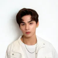 Poslechněte si interpreta undefined, sledujte hudební videa, přečtěte si životopis, podívejte se na data turné a další informace.