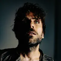 undefinedを聴いたり、ミュージックビデオを鑑賞したり、経歴やツアー日程などを確認したりしましょう！