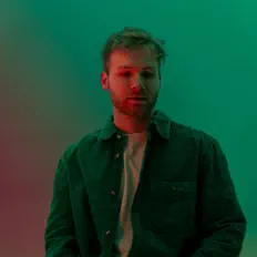 Poslechněte si interpreta Who's Max?, sledujte hudební videa, přečtěte si životopis, podívejte se na data turné a další informace.