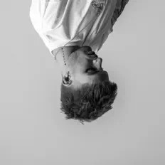 Senoを聴いたり、ミュージックビデオを鑑賞したり、経歴やツアー日程などを確認したりしましょう！