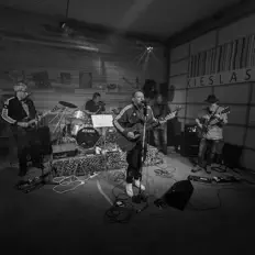 聆聽 KIESLASTER、觀看音樂影片、閱讀小傳、查看巡演日期等！