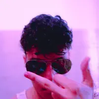 聆聽 undefined、觀看音樂影片、閱讀小傳、查看巡演日期等！