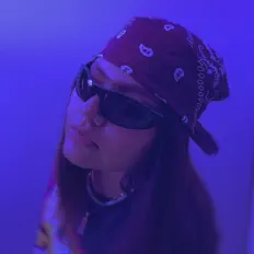 Dengarkan JENNII, tonton video musik, baca bio, lihat tanggal tur & lainnya!