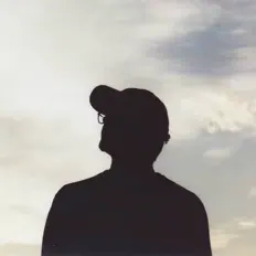 Poslechněte si interpreta alone away, sledujte hudební videa, přečtěte si životopis, podívejte se na data turné a další informace.