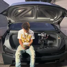 Hör dir Mogli an, schau dir Musikvideos an, lies die Biografie, finde Tourdaten und mehr!