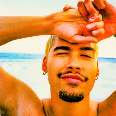 Poslechněte si interpreta Kenji, sledujte hudební videa, přečtěte si životopis, podívejte se na data turné a další informace.