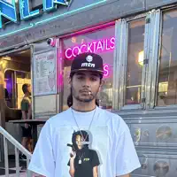 Posłuchaj wykonawcy undefined, obejrzyj teledyski, przeczytaj biografię, zobacz daty tras koncertowych i nie tylko!