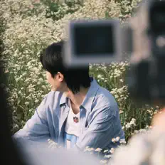 聆聽 JHIN、觀看音樂影片、閱讀小傳、查看巡演日期等！