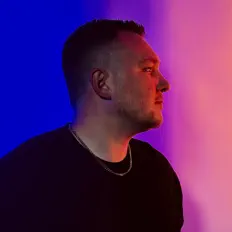 Dengarkan Stoney Sweat, tonton video musik, baca bio, lihat tanggal tur & lainnya!