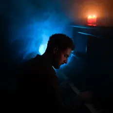 Hör dir Philip Zablotsky an, schau dir Musikvideos an, lies die Biografie, finde Tourdaten und mehr!