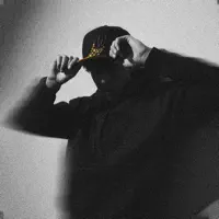 undefinedを聴いたり、ミュージックビデオを鑑賞したり、経歴やツアー日程などを確認したりしましょう！