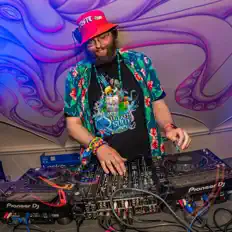 聆聽 Toste、觀看音樂影片、閱讀小傳、查看巡演日期等！