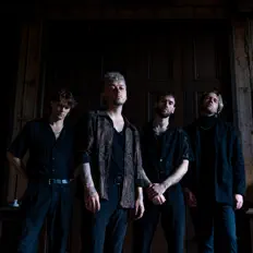 聆聽 HRTLSS、觀看音樂影片、閱讀小傳、查看巡演日期等！