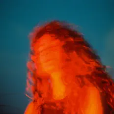 Hör dir Lajeli an, schau dir Musikvideos an, lies die Biografie, finde Tourdaten und mehr!