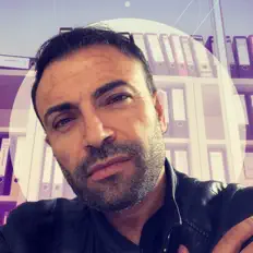 Écoutez Sener Yildiz, regardez des vidéoclips, lisez la biographie, consultez les dates de tournée et plus encore !