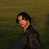 undefined dinle, müzik videolarını izle, biyografisini oku, tur tarihlerini ve daha fazlasını gör!