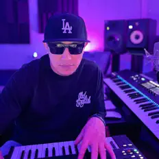 聆聽 Version Five、觀看音樂影片、閱讀小傳、查看巡演日期等！