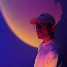 聆聽 ELEZO、觀看音樂影片、閱讀小傳、查看巡演日期等！