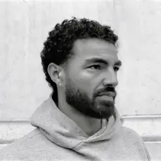 Posłuchaj wykonawcy Navy Blue, obejrzyj teledyski, przeczytaj biografię, zobacz daty tras koncertowych i nie tylko!