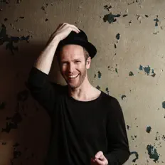 聆聽 Michael Krebs、觀看音樂影片、閱讀小傳、查看巡演日期等！