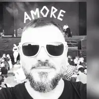 Ouça undefined, assista a videoclipes, leia a biografia, veja as datas das turnês e mais!
