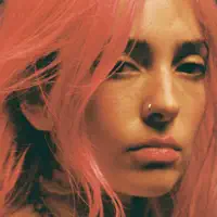 聆聽 undefined、觀看音樂影片、閱讀小傳、查看巡演日期等！