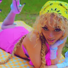 聆聽 Booqoo、觀看音樂影片、閱讀小傳、查看巡演日期等！