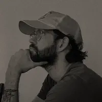 Écoutez undefined, regardez des vidéoclips, lisez la biographie, consultez les dates de tournée et plus encore !