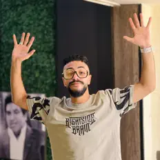 Hör dir احمد حارس an, schau dir Musikvideos an, lies die Biografie, finde Tourdaten und mehr!