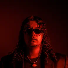 Ouça DELACiiO, assista a videoclipes, leia a biografia, veja as datas das turnês e mais!