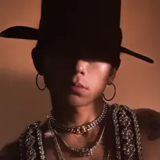 KELOを聴いたり、ミュージックビデオを鑑賞したり、経歴やツアー日程などを確認したりしましょう！