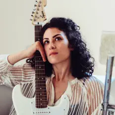 LEI सुनें, म्यूज़िक वीडियो देखें, बायो पढ़ें, दौरे की तारीखें और बहुत कुछ देखें!