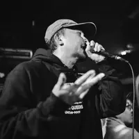 聆聽 undefined、觀看音樂影片、閱讀小傳、查看巡演日期等！