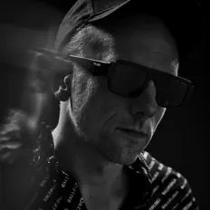 Midnight James dinle, müzik videolarını izle, biyografisini oku, tur tarihlerini ve daha fazlasını gör!