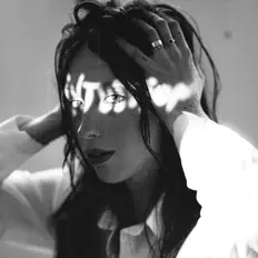 聆聽 Christabel、觀看音樂影片、閱讀小傳、查看巡演日期等！