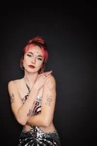 Ouve MARIS, vê vídeos de música, lê a biografia, vê as datas da digressão e muito mais!