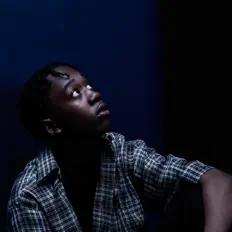 聆聽 LEE.、觀看音樂影片、閱讀小傳、查看巡演日期等！