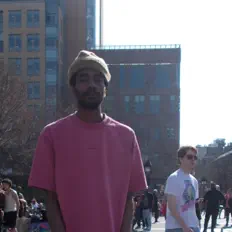 Ouve WTFOMARI!, vê vídeos de música, lê a biografia, vê as datas da digressão e muito mais!