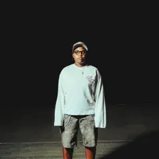 T Floss सुनें, म्यूज़िक वीडियो देखें, बायो पढ़ें, दौरे की तारीखें और बहुत कुछ देखें!