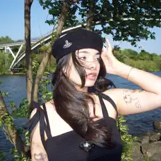 Hör dir bee an, schau dir Musikvideos an, lies die Biografie, finde Tourdaten und mehr!