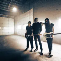 Hör dir undefined an, schau dir Musikvideos an, lies die Biografie, finde Tourdaten und mehr!