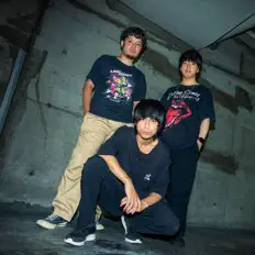 聆聽 Cloudy、觀看音樂影片、閱讀小傳、查看巡演日期等！