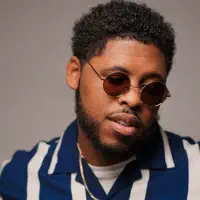 聆聽 undefined、觀看音樂影片、閱讀小傳、查看巡演日期等！