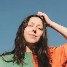 Escucha a Natalie Holmes, mira videos musicales, lee su biografía, consulta las fechas de las gira y más.