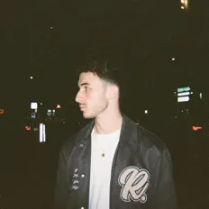 Anisを聴いたり、ミュージックビデオを鑑賞したり、経歴やツアー日程などを確認したりしましょう！