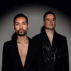 Boys Holding Hands을(를) 듣고, 뮤직 비디오를 보고, 약력을 읽고, 투어 일정 등을 확인하세요!