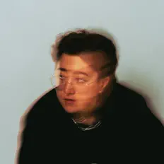 Hör dir DADĒ an, schau dir Musikvideos an, lies die Biografie, finde Tourdaten und mehr!