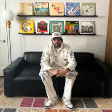 Ascolta AMO98, guarda video musicali, leggi la biografia, vedi le date del tour & altro!