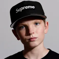 ELFIGOを聴いたり、ミュージックビデオを鑑賞したり、経歴やツアー日程などを確認したりしましょう！